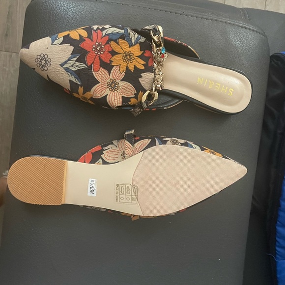 SHE&IN FLAT SANDAL - Picture 2 of 3